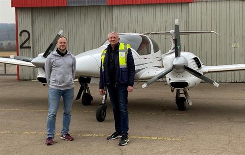 Wissenschaftlicher Mitarbeiter Tobias Pohl (links) und Pilot Stephan Volkland (rechts) vor dem Flugzeug DIAMOND DA42.